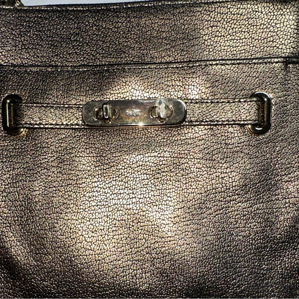 COACH F36502 Swagger Metallic Gold Pebble Leather Crossbody Swingpack Purse- O/S - Picture 10 of 13